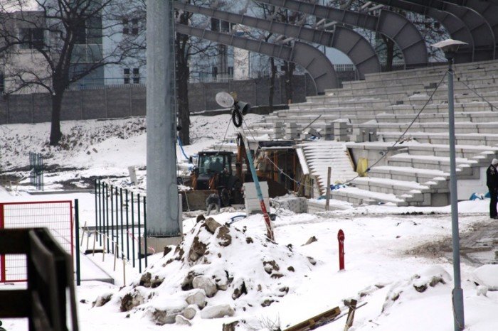 pracownicy-buduja-stadion-przy-zotniczej-za-darmo-foto-45676