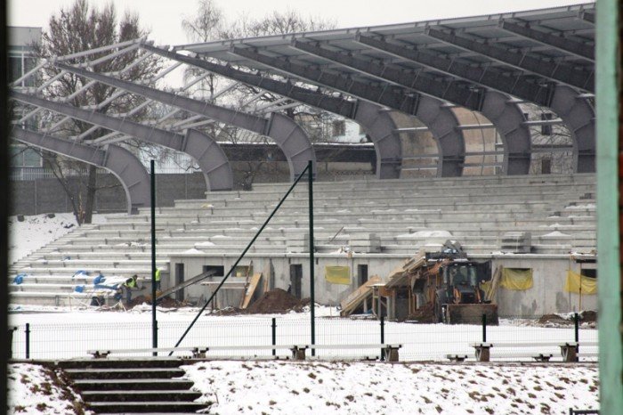 pracownicy-buduja-stadion-przy-zotniczej-za-darmo-foto-45676