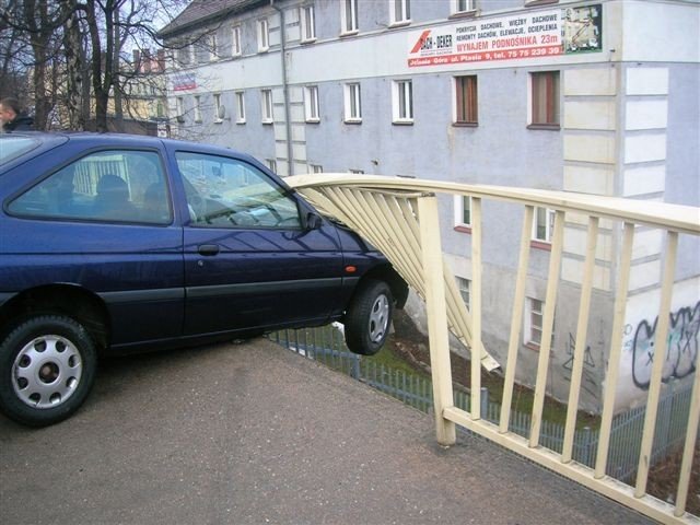 kobieta-zawisa-w-aucie-nad-torowiskiem-foto-45809