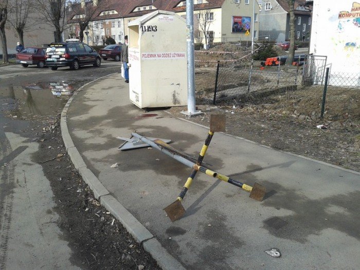 znak-drogowy-spad-na-piesza-kobieta-trafia-do-szpitala-foto-45849