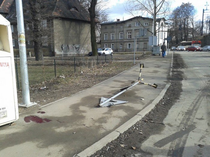 znak-drogowy-spad-na-piesza-kobieta-trafia-do-szpitala-foto-45849