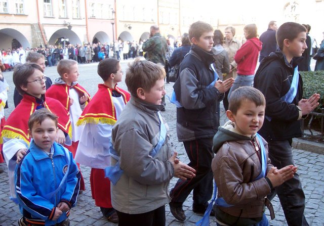 Biskup legnicki Stefan Cichy podczas mszy na placu Ratuszowym.