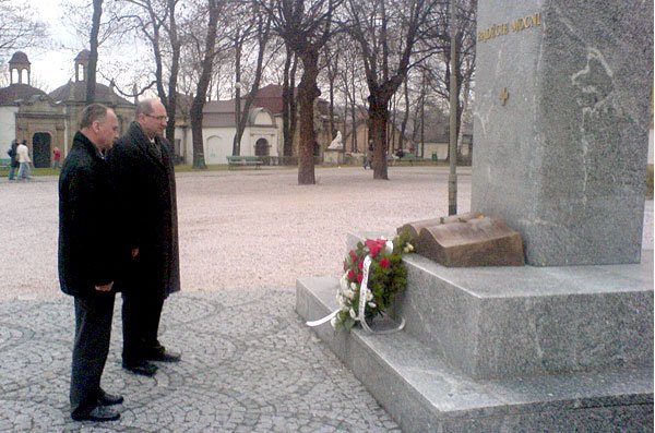 Marek Obrębalski i Jerzy Łużniak przed Pomnikiem Wolności i Niepodległości.