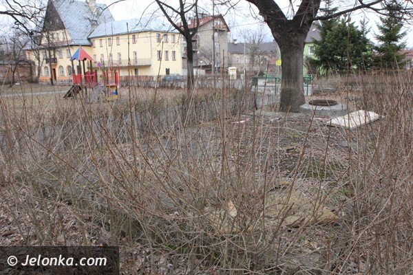 rodzice-plac-zabaw-przy-ul-dembowskiego-zagraza-bezpieczenstwu-dzieci-foto-45895
