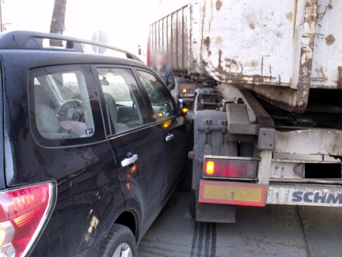 scania-najechaa-na-subaru-kto-zawini-foto-45902