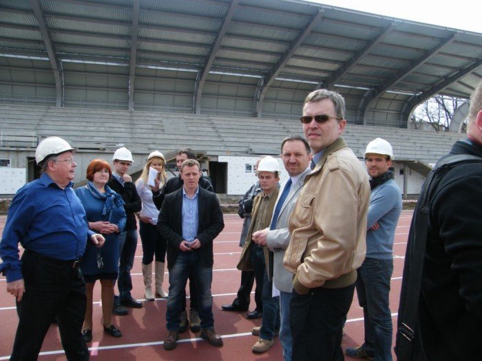 radni-dwoch-komisji-odwiedzili-teren-budowy-stadionu-foto-45967