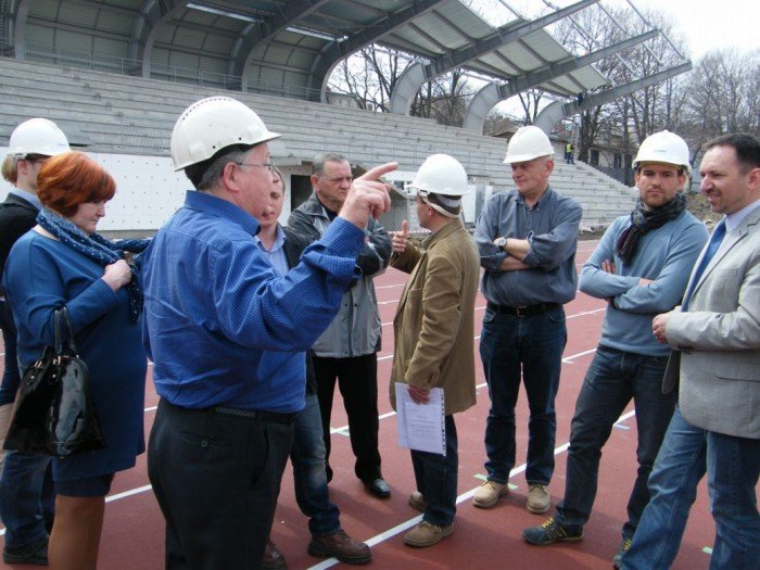 radni-dwoch-komisji-odwiedzili-teren-budowy-stadionu-foto-45967