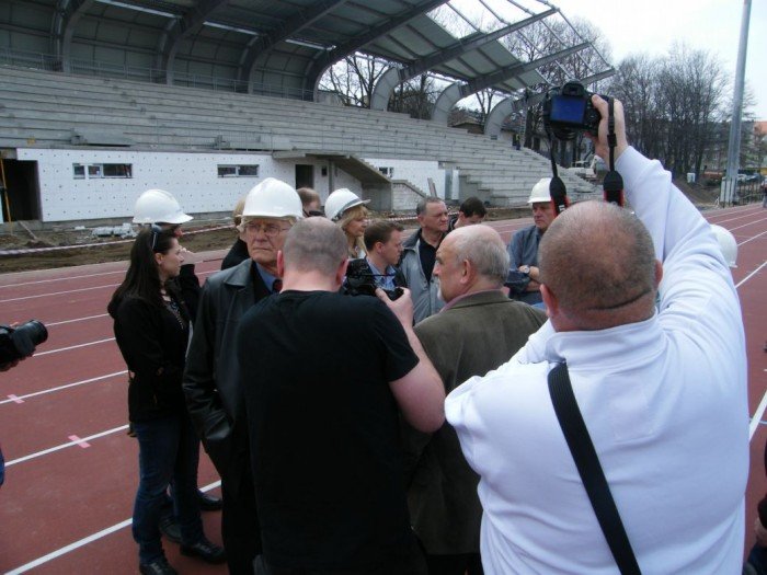 radni-dwoch-komisji-odwiedzili-teren-budowy-stadionu-foto-45967