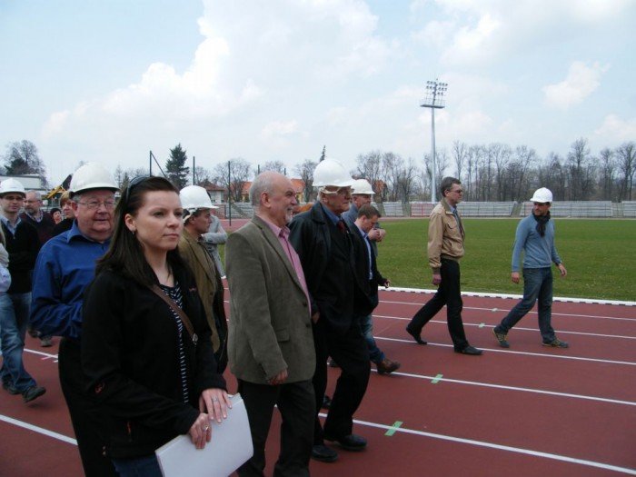 radni-dwoch-komisji-odwiedzili-teren-budowy-stadionu-foto-45967