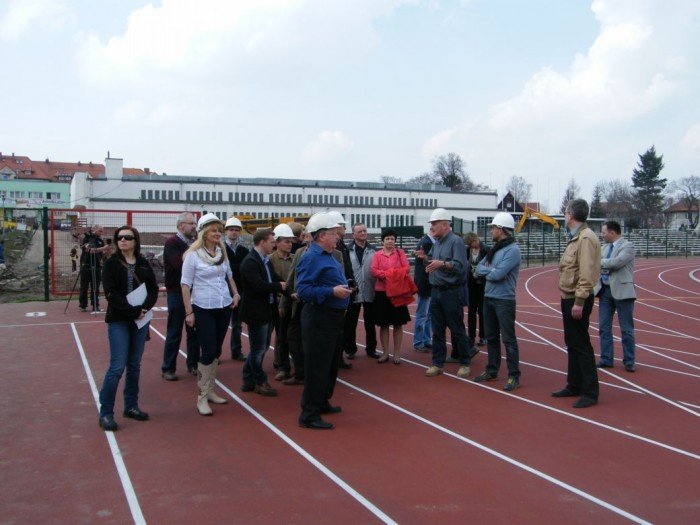 radni-dwoch-komisji-odwiedzili-teren-budowy-stadionu-foto-45967