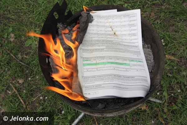 grillowanie-pitow-na-znak-protestu-przy-urzedzie-skarbowym-w-jeleniej-gorze-foto-46220