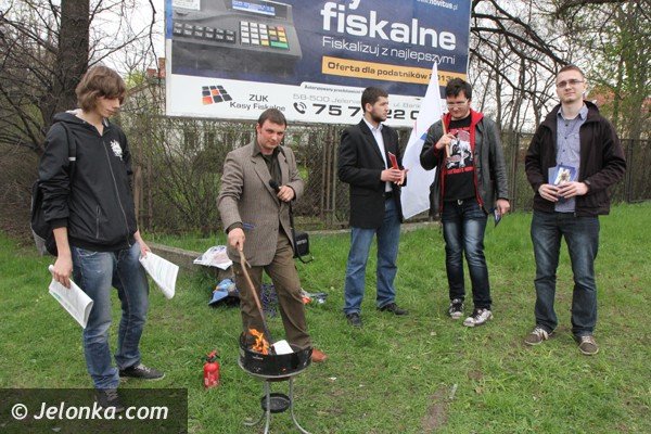 grillowanie-pitow-na-znak-protestu-przy-urzedzie-skarbowym-w-jeleniej-gorze-foto-46220