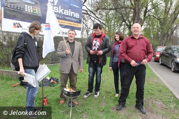 grillowanie-pitow-na-znak-protestu-przy-urzedzie-skarbowym-w-jeleniej-gorze-foto-46220