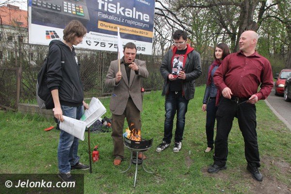 grillowanie-pitow-na-znak-protestu-przy-urzedzie-skarbowym-w-jeleniej-gorze-foto-46220