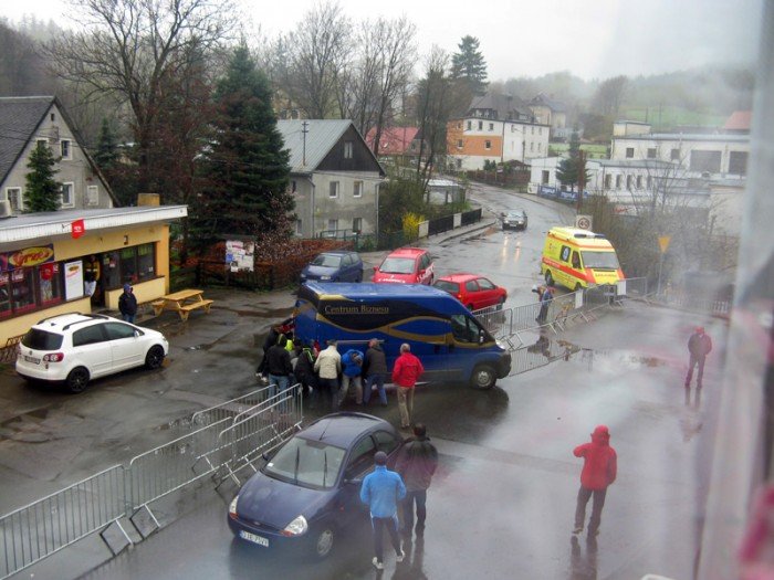 dla-potrzeb-rajdu-przepchali-zaparkowane-auto-wasciciel-zada-odszkodowania-foto-46231