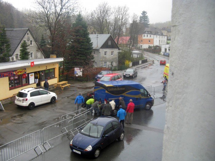 dla-potrzeb-rajdu-przepchali-zaparkowane-auto-wasciciel-zada-odszkodowania-foto-46231