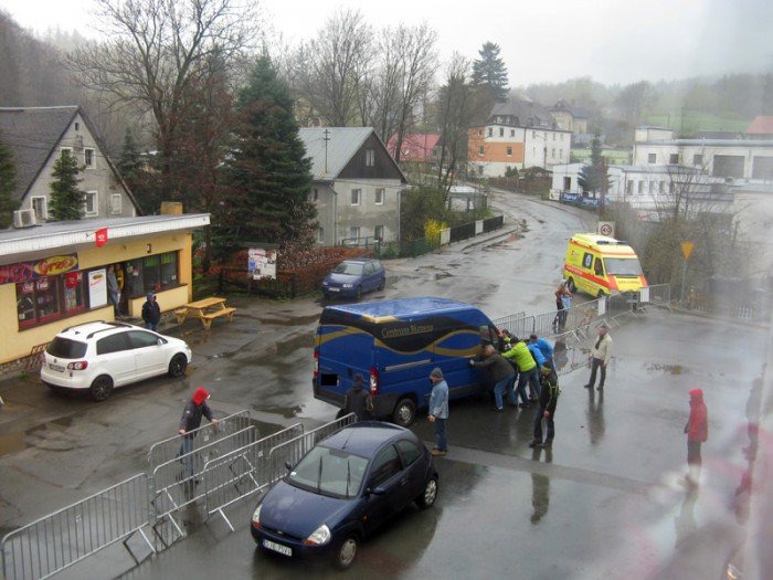 dla-potrzeb-rajdu-przepchali-zaparkowane-auto-wasciciel-zada-odszkodowania-foto-46231