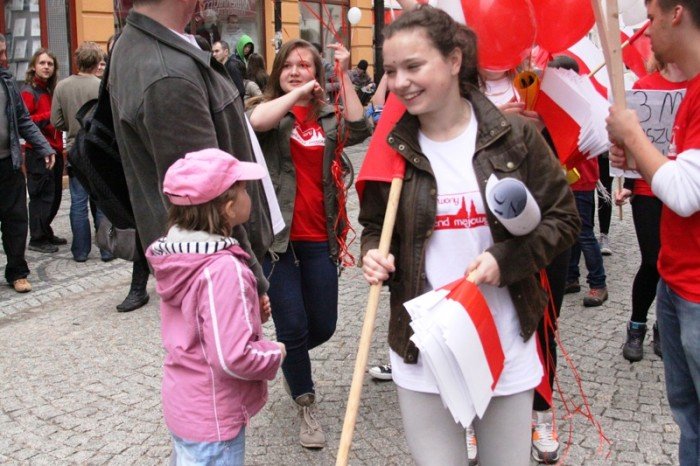gimnazjalisci-przypominali-dorosym-o-majowych-swietach-foto-46267
