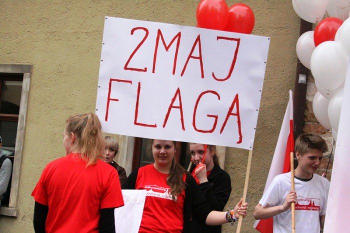 gimnazjalisci-przypominali-dorosym-o-majowych-swietach-foto-46267