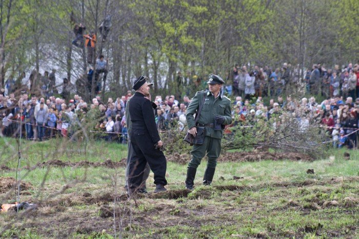 bitwa-czogow-przyciagnea-tumy-foto-46305