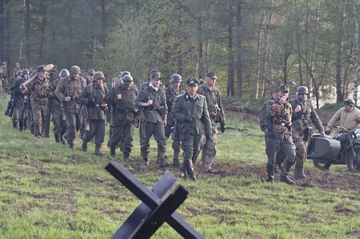 bitwa-czogow-przyciagnea-tumy-foto-46305