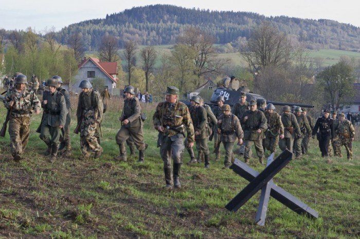 bitwa-czogow-przyciagnea-tumy-foto-46305