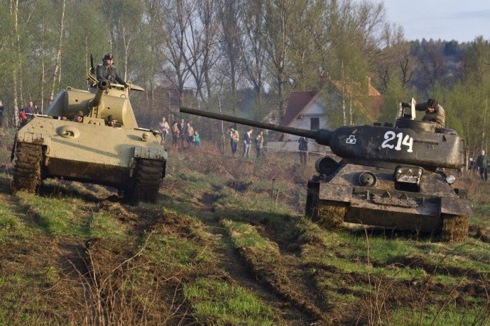 bitwa-czogow-przyciagnea-tumy-foto-46305