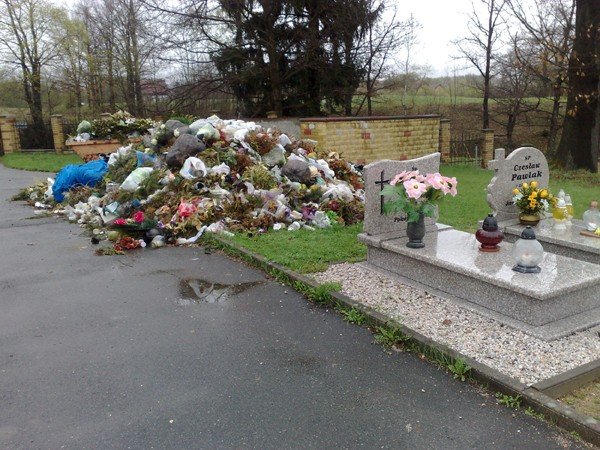 gora-smieci-na-cmentarzu-w-maciejowej-foto-46346