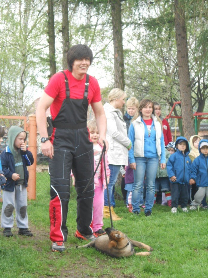 przewodnicy-i-ratownicy-gorscy-z-psami-na-zajeciach-w-przedszkolu-foto-46388