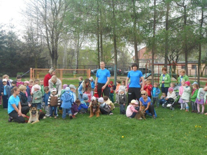 przewodnicy-i-ratownicy-gorscy-z-psami-na-zajeciach-w-przedszkolu-foto-46388