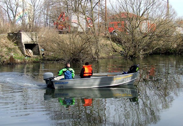 Płetwonurkowie przygotowują się do poniedziałkowej akcji w nurtach rzeki Bóbr.