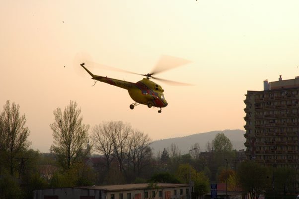 Helikopter na przyszpitalnym lotnisku to rzadki widok.