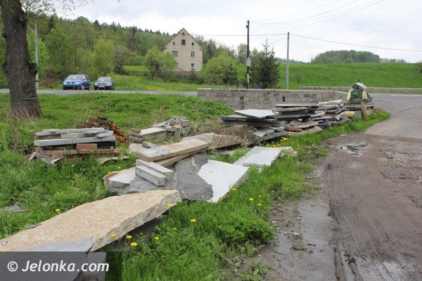 odpady-przy-studni-z-woda-pitna-w-pasieczniku-foto-46484