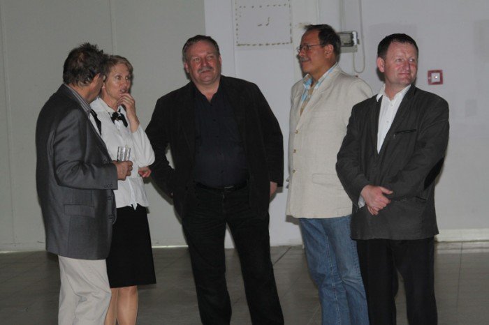 kamien-wegielny-pod-galerie-sudecka-wmurowany-foto-46503