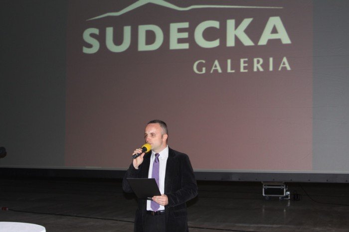 kamien-wegielny-pod-galerie-sudecka-wmurowany-foto-46503