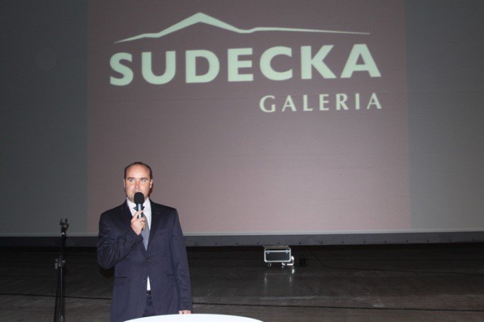 kamien-wegielny-pod-galerie-sudecka-wmurowany-foto-46503