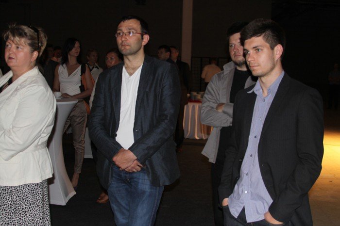kamien-wegielny-pod-galerie-sudecka-wmurowany-foto-46503