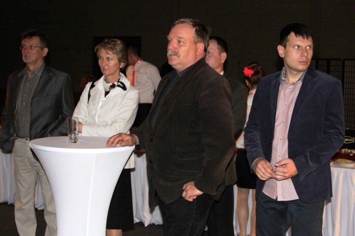 kamien-wegielny-pod-galerie-sudecka-wmurowany-foto-46503