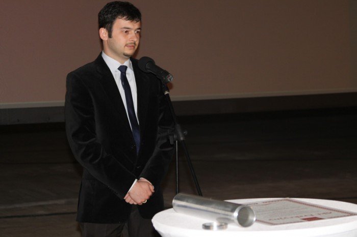 kamien-wegielny-pod-galerie-sudecka-wmurowany-foto-46503