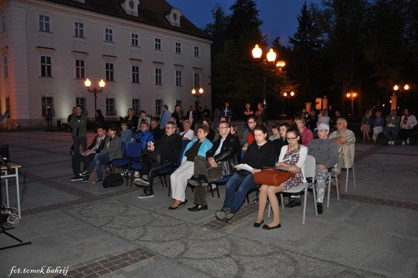 cieplicka-biblioteka-wysza-z-poezja-do-mieszkancow-i-gosci-foto-46508