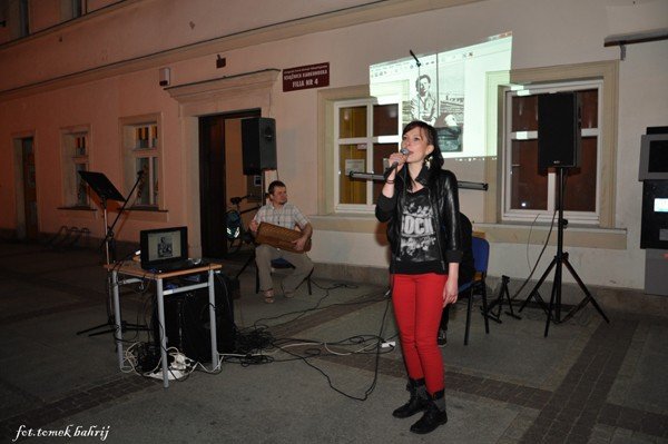 cieplicka-biblioteka-wysza-z-poezja-do-mieszkancow-i-gosci-foto-46508