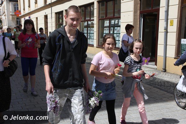 w-dzien-dobrego-uczynku-kwiaty-dla-ciepliczan-i-gosci-foto-46530