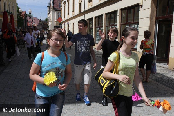 w-dzien-dobrego-uczynku-kwiaty-dla-ciepliczan-i-gosci-foto-46530