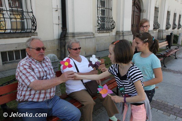 w-dzien-dobrego-uczynku-kwiaty-dla-ciepliczan-i-gosci-foto-46530