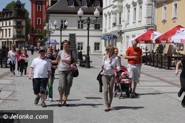 w-dzien-dobrego-uczynku-kwiaty-dla-ciepliczan-i-gosci-foto-46530