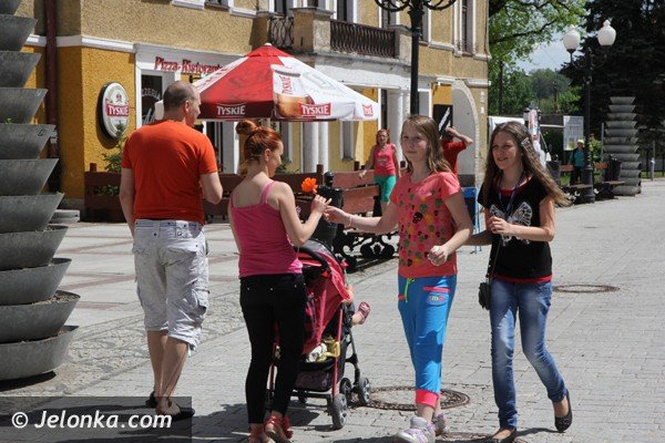 w-dzien-dobrego-uczynku-kwiaty-dla-ciepliczan-i-gosci-foto-46530