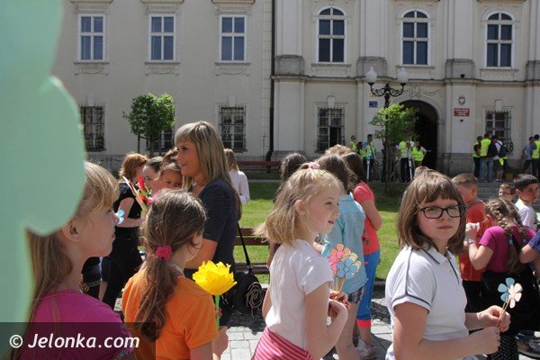 w-dzien-dobrego-uczynku-kwiaty-dla-ciepliczan-i-gosci-foto-46530