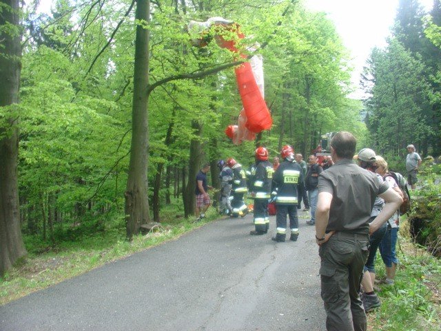 paralotniarz-zawis-na-drzewie-w-okolicach-swieradowa-zdroju-foto-46550
