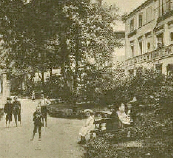 Fragment Promenady w latach 30-tych. Ulica w 1945 roku będzie się nazywała Wolności (na krótko) a potem – na znacznie dłużej, bo do 1993 roku – 15 Grudnia, na pamiątkę zjednoczenia PPS i PPR w Polską Zjednoczoną Partię R