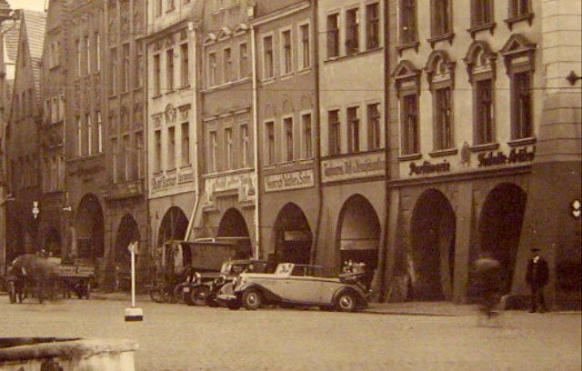 Południowa pierzeja Rynku u schyłku lat 30-tych. Na rogu ulicy Długiej perfumeria Rennera, sklep z papierosami oraz artykułami biurowymi. Żadna z tych branż nie utrzymała się po 1945 roku.
